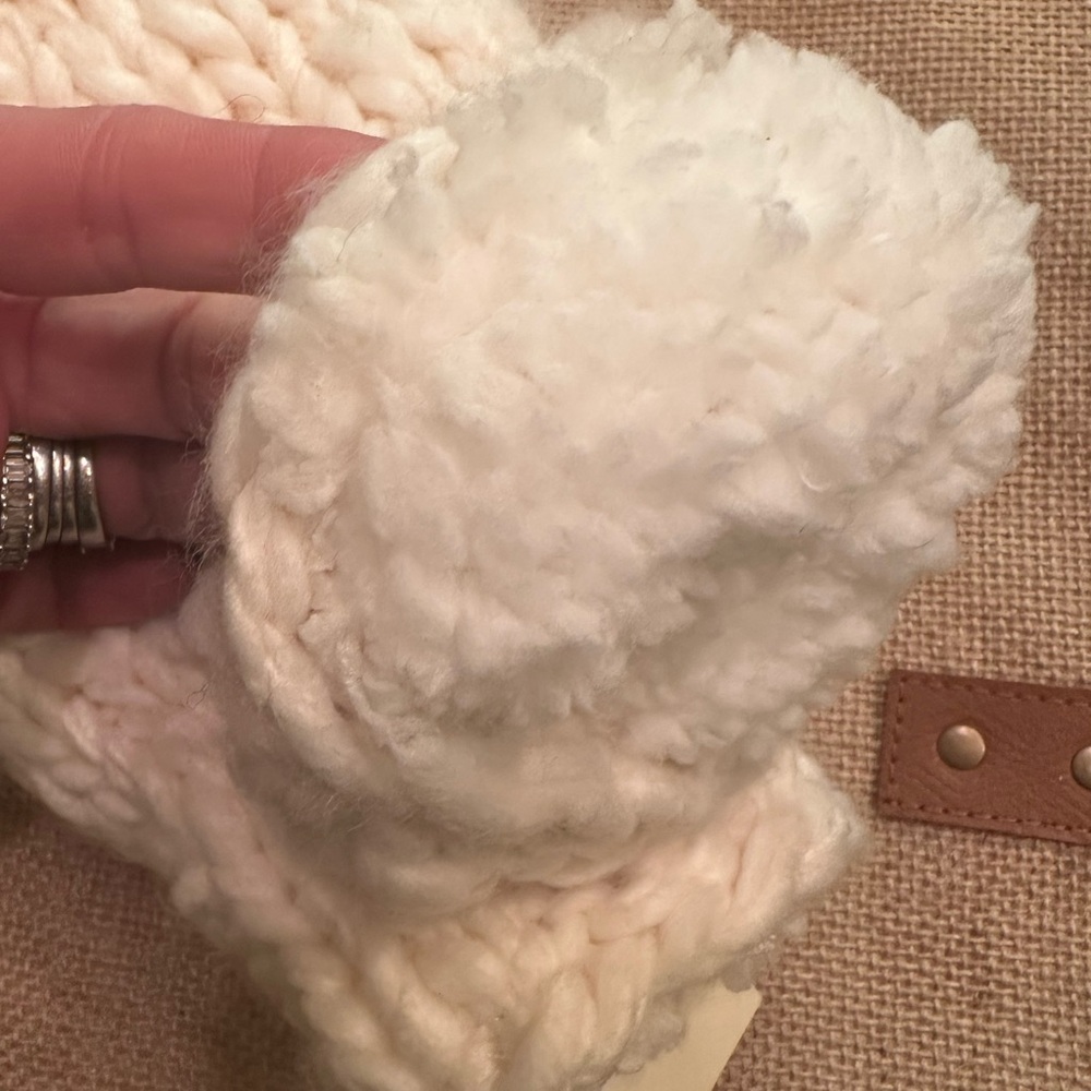 NWT Chunky Knit Fleece Lined Cream Mittens - Picture 3 of 5